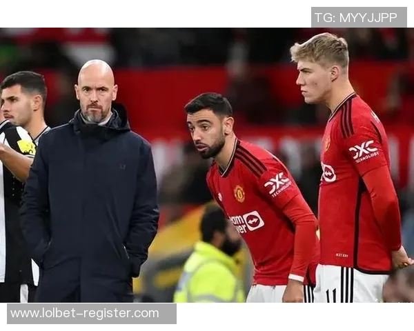 国王杯激战曼联与拜仁平局争议判罚引发全场热议与不满